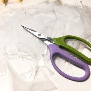 ハサミでのプラバンのカット作業