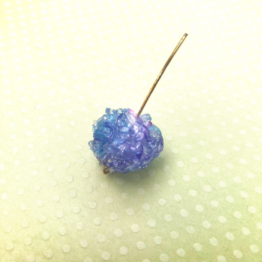 熱々のうちにピンを通し丸めたプラバンボール