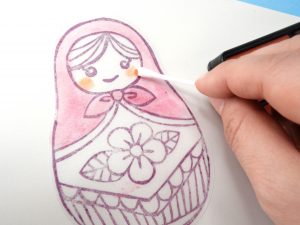 綿棒を使ってプラバンにパステルを塗る