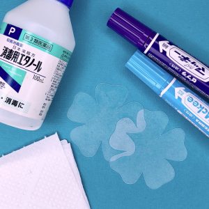 使用したマッキー2色とエタノールとキッチンペーパー