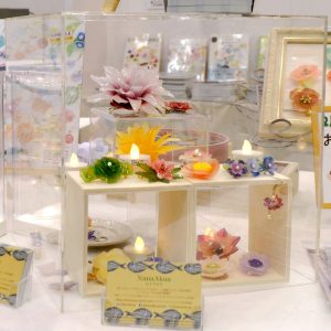 アクリルケース内に展示したプラバンアクセサリーの写真