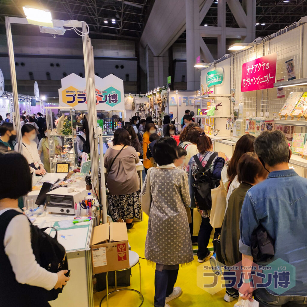 ブース内の物品販売スペースに集まったたくさんの来場者の方々